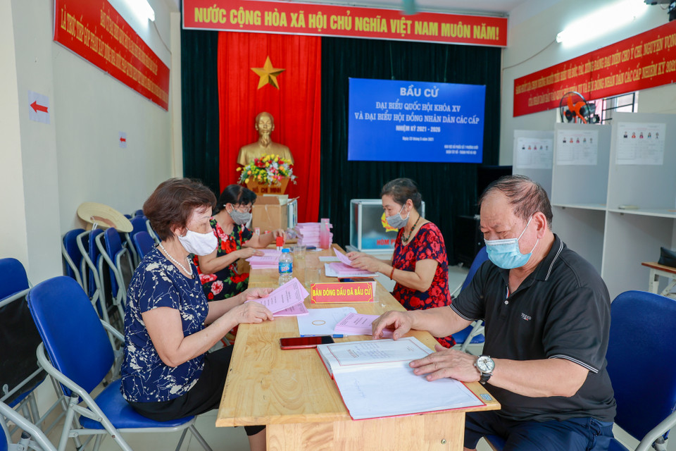 Tại khu vực bỏ phiếu số 7, phường Bưởi, quận Tây Hồ, các thành viên thuộc tổ bầu cử đang sắp xếp, kiểm lại số phiếu bầu sẵn sàng hỗ trợ các cử tri trong ngày 23/5. (Ảnh: Minh Sơn/Vietnam+) 