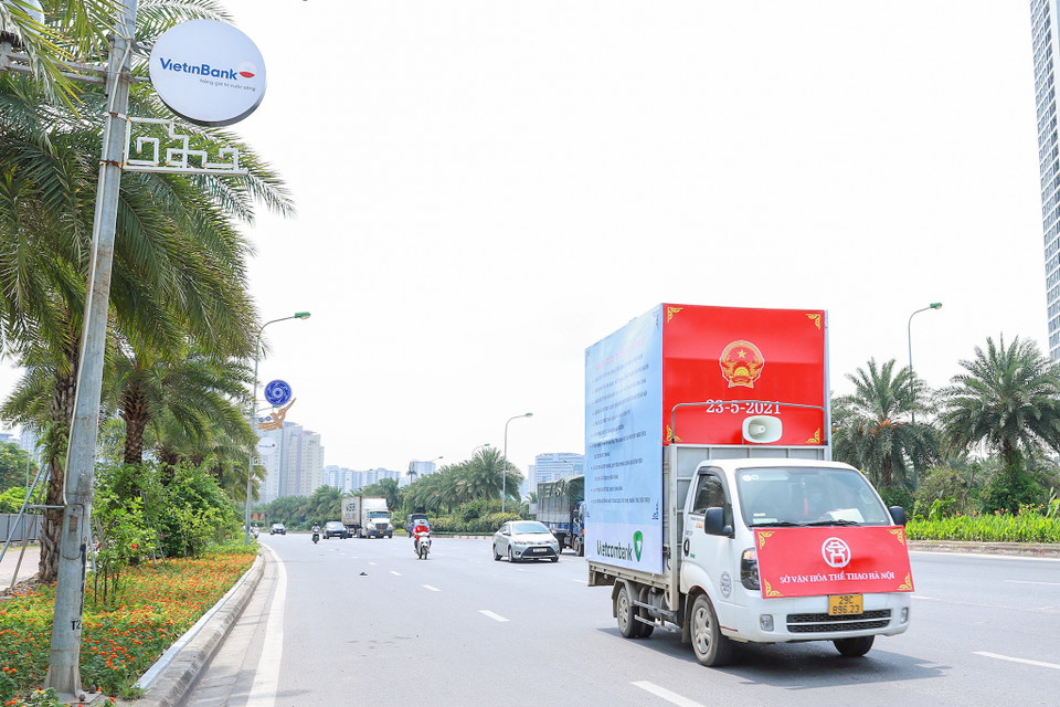 Sở Văn Hoá Thể Thao và Du lịch Hà Nội cũng tổ chức các tuyến xe chạy quanh phố phường phát loa, biểu ngữ để cổ động, tuyên truyền cho người dân trước ngày hội trọng đại của đất nước. (Ảnh: Hoài Nam/Vietnam+) 