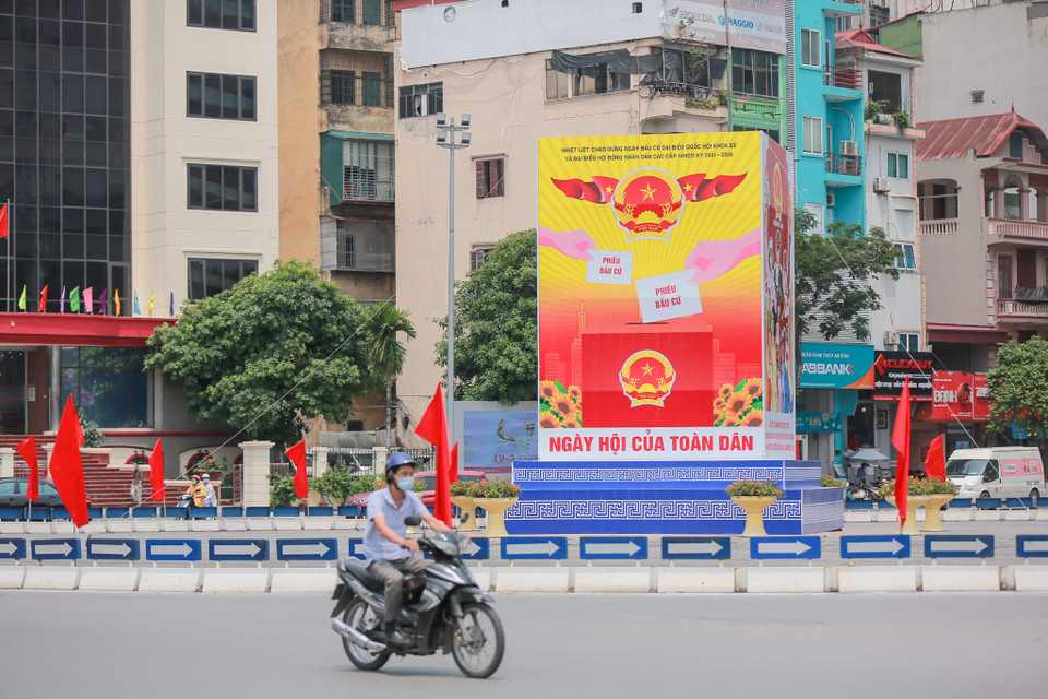 Các tấm pano, biểu ngữ lớn sẽ được đặt giữa các ngã tư, trục đường lớn của Thủ đô. (Ảnh: Minh Sơn/Vietnam+) 
