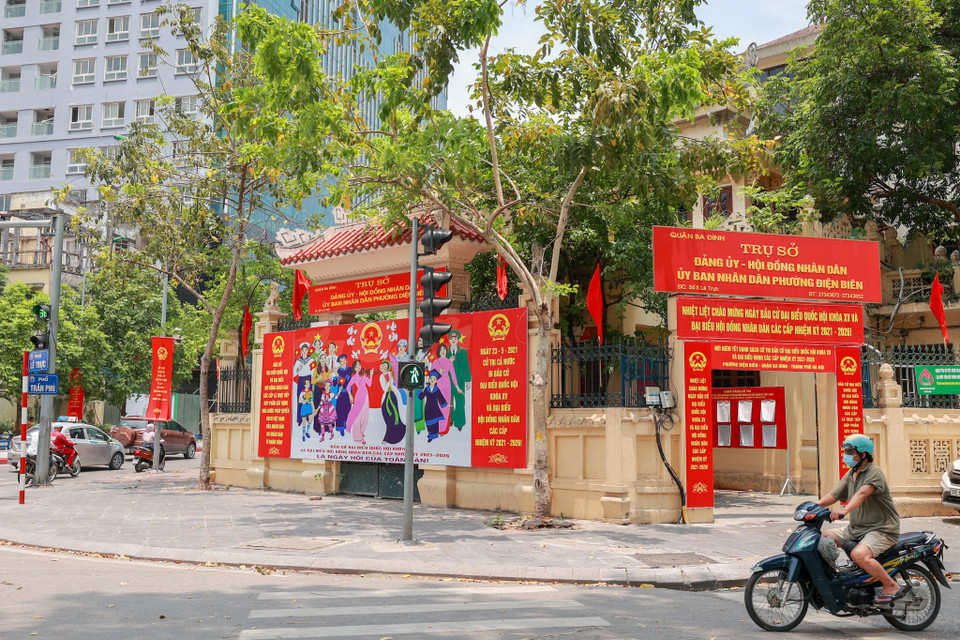 Tại quận Ba Đình, công tác trang trí, cổ động tại các điểm bỏ phiếu đã được triển khai xong từ cuối tháng 3/2021. (Ảnh: Minh Sơn/Vietnam+) 