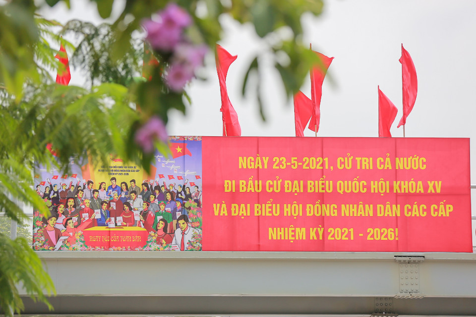 Các tấm panô cỡ lớn tuyên truyền về ngày bầu cử với thời gian bầu cử là ngày 23/5/2021 được ghi rõ, rất dễ bắt gặp trên các tuyến đường, khu vực công sở ngoại thành Hà Nội. (Ảnh: Minh Sơn/Vietnam+) 