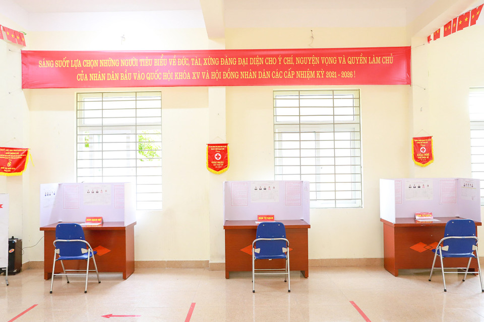 Điểm bỏ phiếu này đã thực hiện nghiêm túc khuyến cáo của Bộ Y tế khi đặt các bàn bỏ phiếu giãn cách an toàn. (Ảnh: Hoài Nam/Vietnam+)