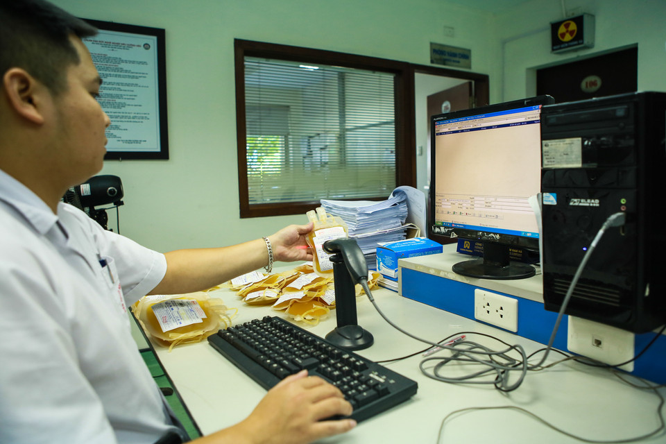 Những đơn bị máu trước khi chuyển vào kho bảo quản sẽ được lưu trữ bằng mã vạch. (Ảnh: Minh Sơn/Vietnam+)