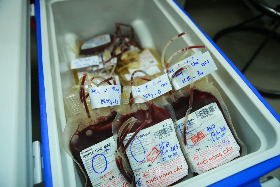 Mỗi chế phẩm máu lại có yêu cầu bảo quản ở nhiệt độ khác nhau: Hồng cầu từ 2 - 6 độ C, tiểu cầu từ 20 - 22 độ, bạch cầu là 24 độ và huyết tương là -18 đến - 24 độ. (Ảnh: Minh Sơn/Vietnam+)