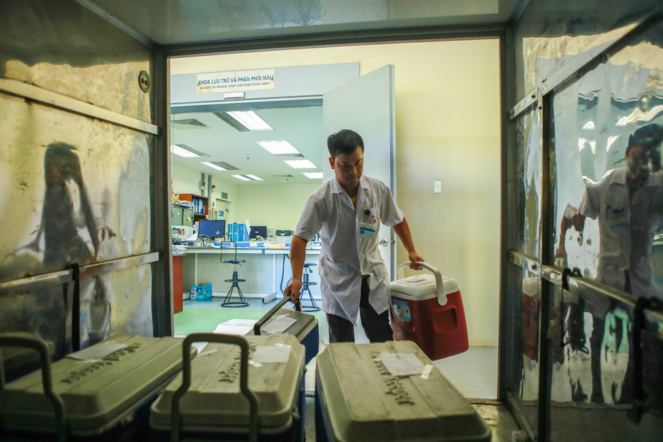 Một số đơn vị máu sẽ được chuyển tới các bệnh viện tại 16 tỉnh, thành phố phía Bắc để đáp ứng nhu cầu máu đang ngày một tăng cao nhất là trong những ngày hè. (Ảnh: Minh Sơn/Vietnam+)