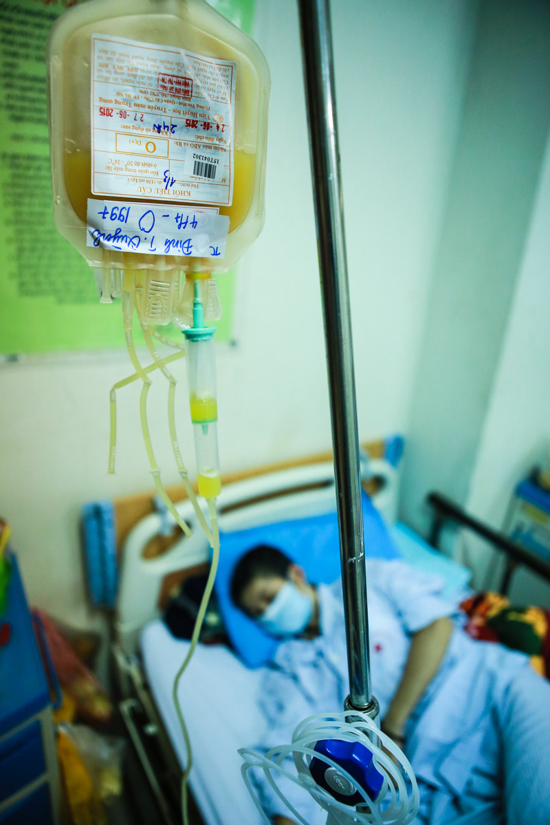 Khi đã qua được các quy trình nghiêm ngặt, máu sẽ đến tay các bệnh nhân tại Viện Huyết học – Truyền máu Trung ương. (Ảnh: Minh Sơn/Vietnam+)