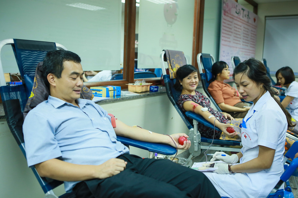 Các đơn vị máu sau khi được tiếp nhận từ người hiến sẽ phải trải qua các quy trình rất nghiêm ngặt để đến được tay các bệnh nhân. (Ảnh: Minh Sơn/Vietnam+)