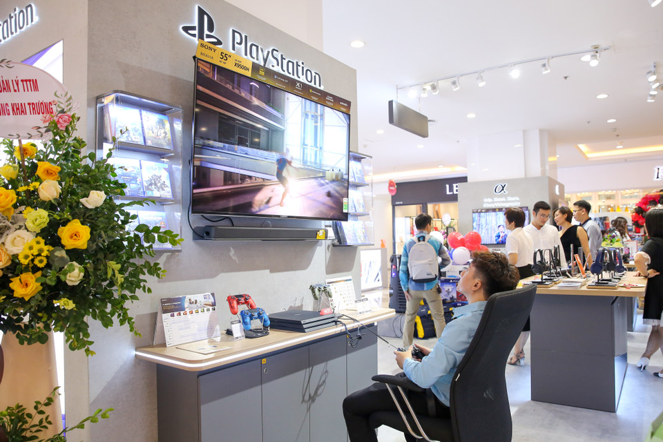 Các khách hàng cũng có thể tự do trải nghiệm hệ máy chơi game PlayStation 4. Điều đáng tiếc tại cửa hàng vẫn chưa trưng bày hệ máy PlayStation thế hệ thứ 5 vừa ra mắt. (Ảnh: Minh Sơn/Vietnam+)