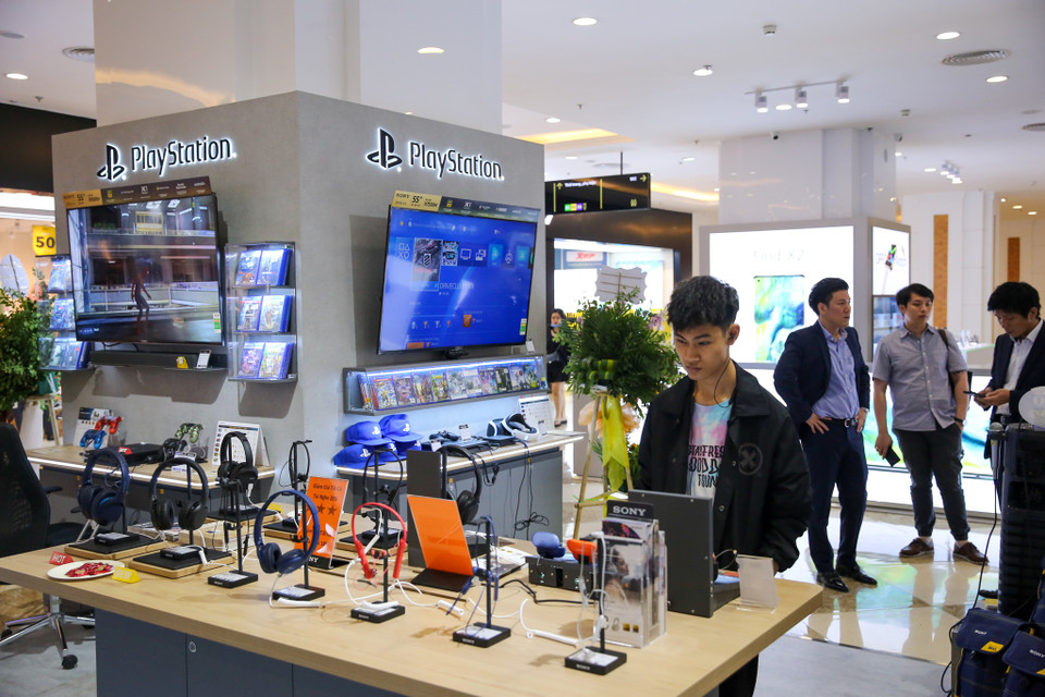 Tại đây, người dùng và giới yêu thích công nghệ có thể tự do trải nghiệm các thiết bị hình ảnh, âm thanh của Sony. (Ảnh: Minh Sơn/Vietnam+)