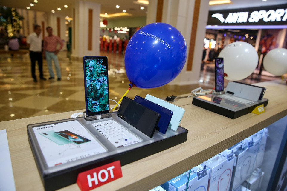 Việc các mẫu điện thoại Sony Xperia được trưng bày cũng khẳng định việc Sony vẫn chưa rút mảng điện thoại di động ra khỏi thị trường Việt Nam. (Ảnh: Minh Sơn/Vietnam+)
