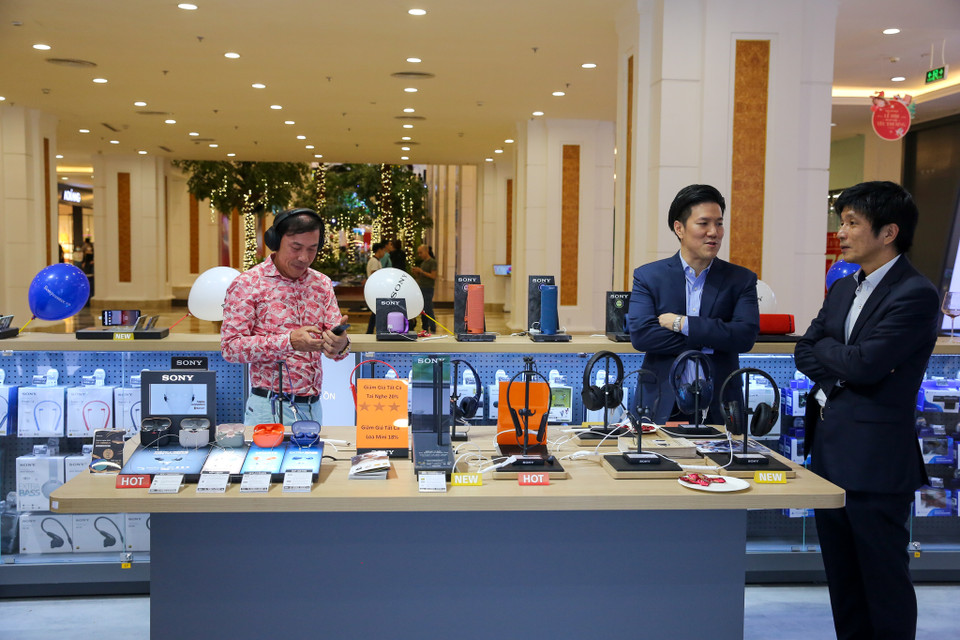 Tại đây khách hàng được tự do trải nghiệm các sản phẩm từ thiết bị âm thanh, thiết bị ghi hình đến các dòng smartphone hiện đại nhất của Sony. (Ảnh: Minh Sơn/Vietnam+)