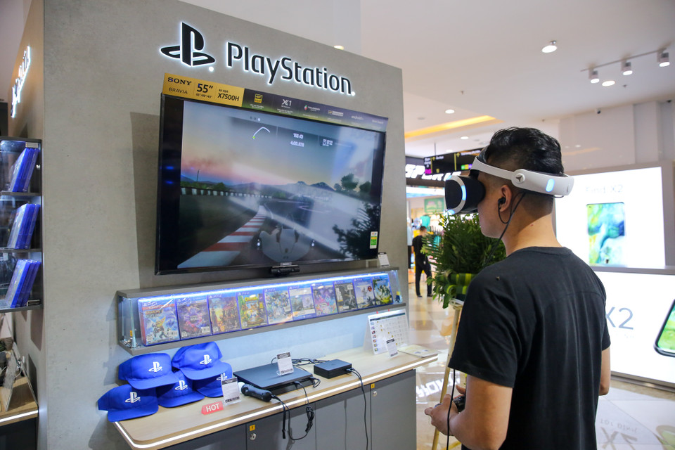 Khách hàng trải nghiệm chơi game bằng công nghệ thực tế ảo, một trong những sản phẩm chủ lực của Sony trong thời gian sắp tới. (Ảnh: Minh Sơn/Vietnam+)