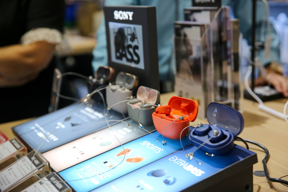 Cận cảnh các mẫu tai nghe không dây mới nhất của Sony. (Ảnh: Minh Sơn/Vietnam+)
