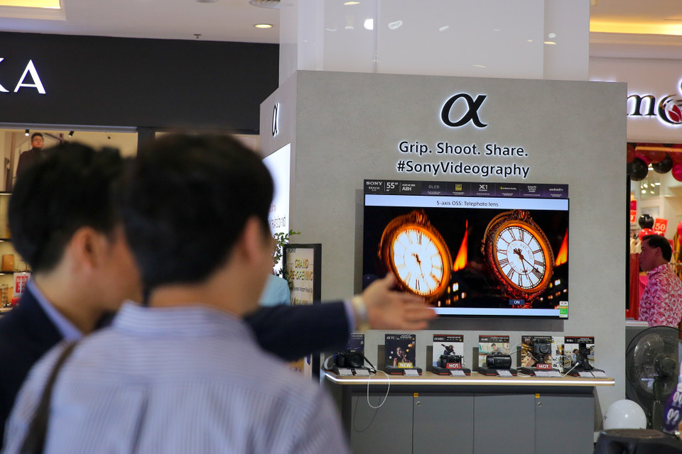 Cửa hàng mang phong cách thiết kế hiện đại, kết hợp trưng bày tinh tế những sản phẩm mới nhất của Sony hiện nay. (Ảnh: Minh Sơn/Vietnam+)