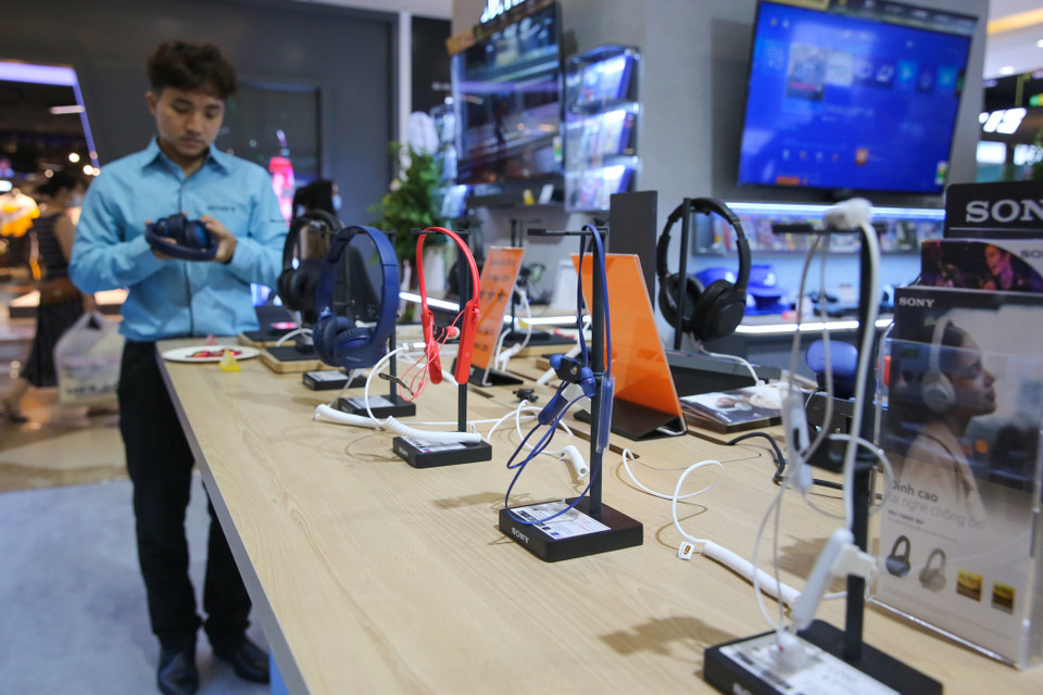 Loạt tai nghe chuyên gia âm thanh đình và các mẫu loa EXTRA BASS cũng được trưng bày tại đây. (Ảnh: Minh Sơn/Vietnam+)