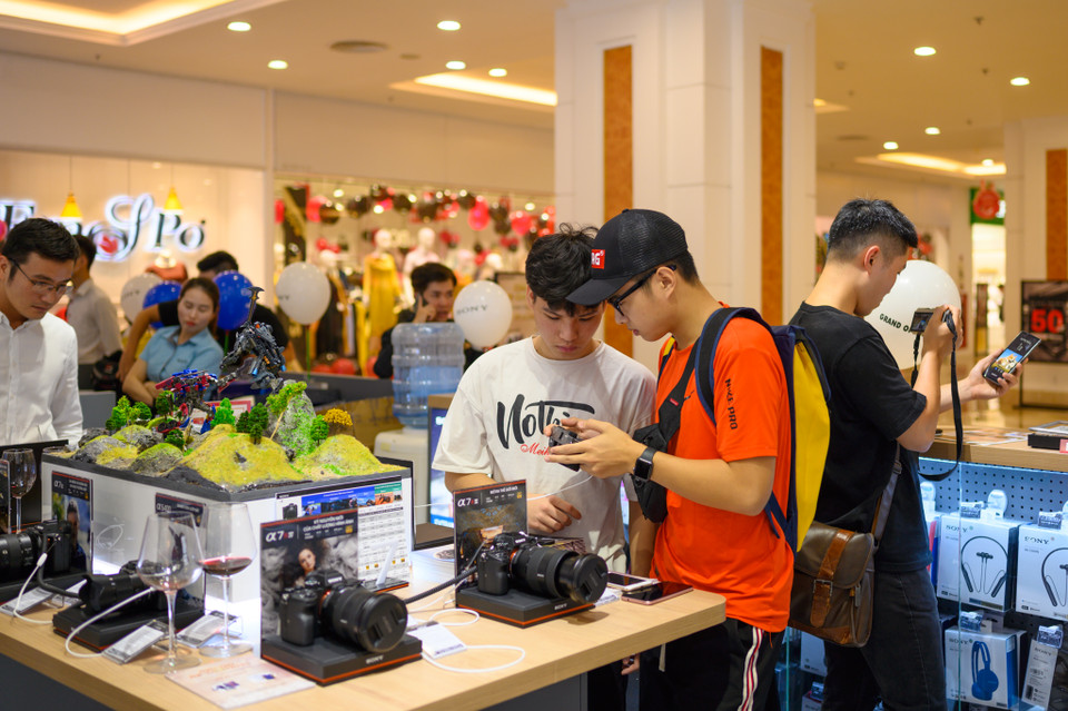 Các khách hàng đang trải nghiệm những sản phẩm máy ảnh hiện đại nhất của Sony như Sony Alpha A7R IV, Sony Alpha A7 III,... (Ảnh: Minh Sơn/Vietnam+)