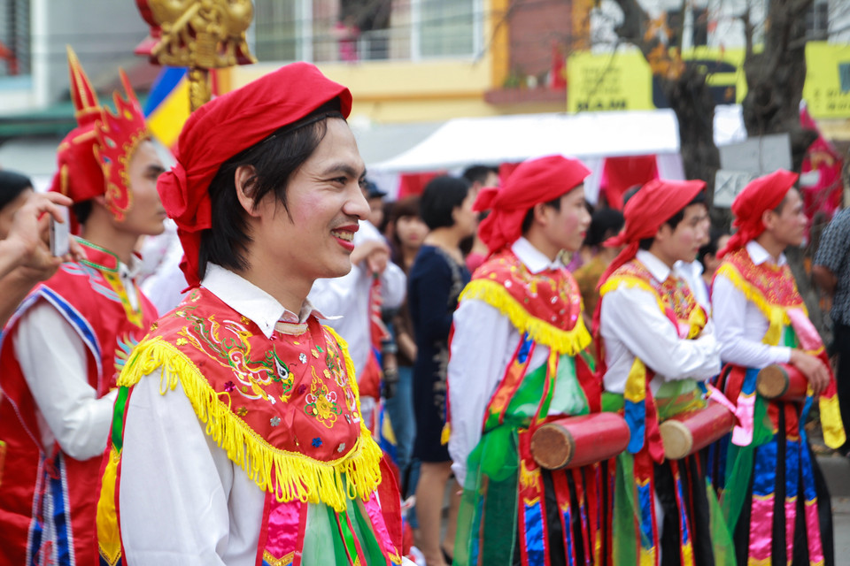 Anh Cao Anh (34 tuổi), một trong những người múa bồng cho biết: ‘Anh đã gắn bó với điệu múa này hơn chục năm. Điệu múa này rất tốn sức nên phải chọn người khỏe mạnh, lớp trẻ hiện nay đã lên thay nhóm múa gần hết. Vài năm tới có khi anh cũng nghỉ’.(Ảnh: Minh Sơn/Vietnam+)