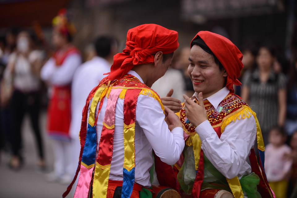 Từng cặp đôi quấn lấy nhau theo từng nhịp trống.Để được múa bồng, vũ công phải hòa mình với điệu múa, nét mặt tươi tắn, ánh mắt lẳng lơ để thu hút người xem. (Ảnh: Minh Sơn/Vietnam+)