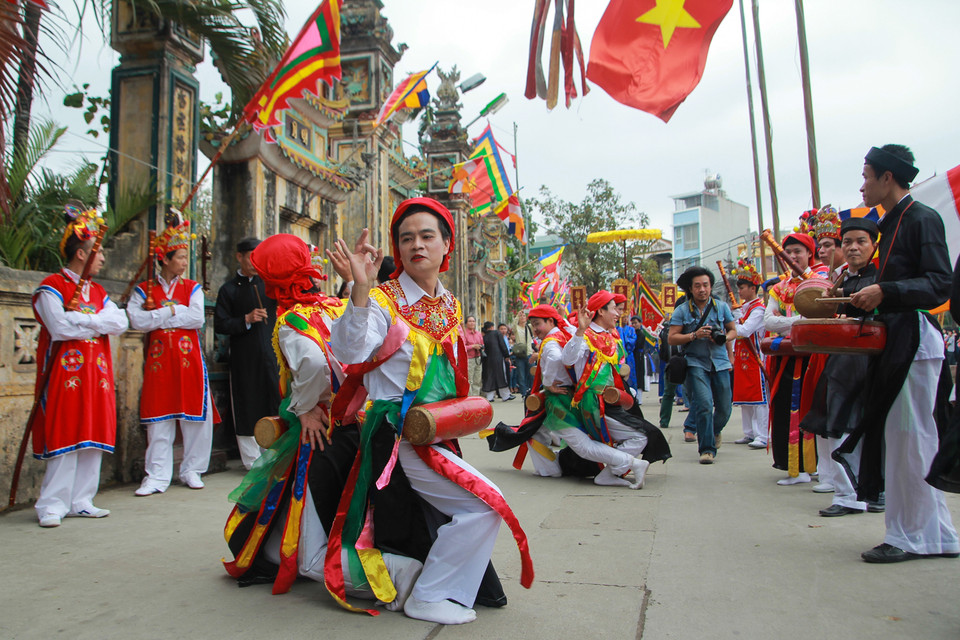 Ông Triệu Đình Hồng, chủ nhiệm Câu lạc bộ Múa bồng - múa chạy cờ Triều Khúc, cho biết điệu múa này có từ thời Bố Cái Đại vương Phùng Hưng đánh thắng giặc Đường. (Ảnh: Minh Sơn/Vietnam+)