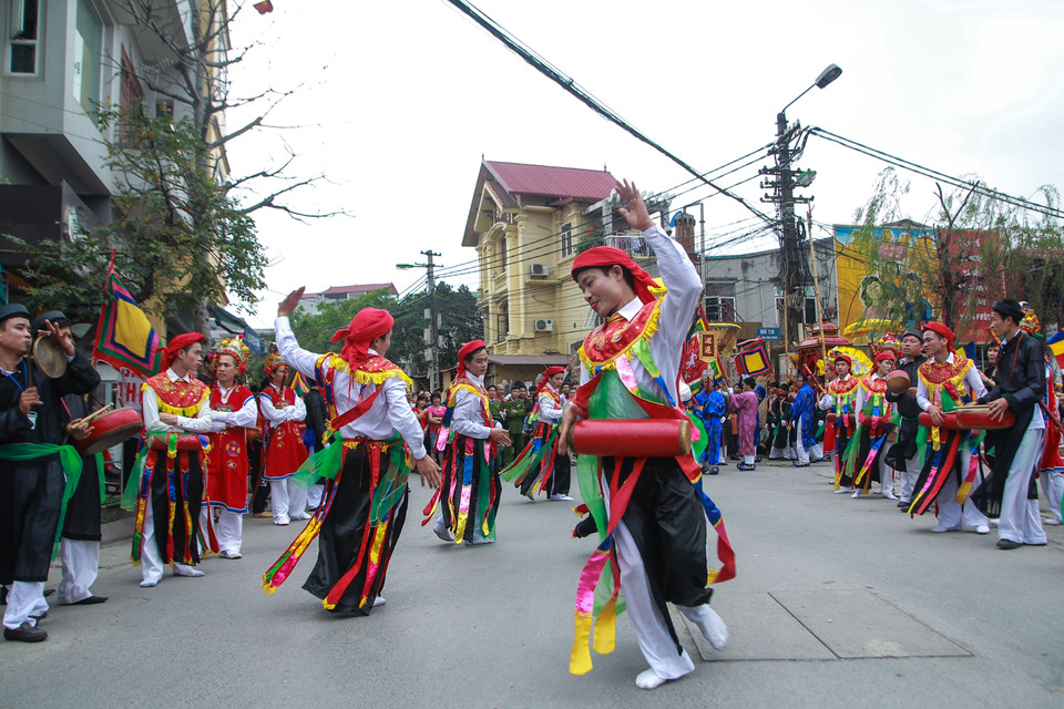 ‘Con đĩ đánh bồng’ là điệu múa cổ nhất đất Thăng Long. Ra đời cách đây 12 thế kỷ, múa Bồng có ở nhiều nơi nhưng không đâu múa đẹp bằng làng Triều Khúc. (Ảnh: Minh Sơn/Vietnam+)