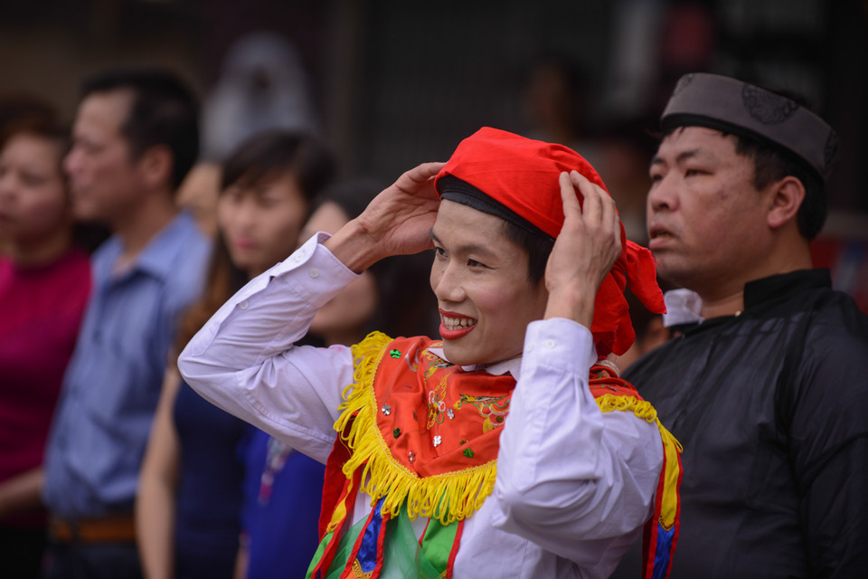 Để múa được điệu này, các ‘cô gái’ đã phải tập luyện rất vất vả trước dịp diễn ra hội làng. (Ảnh: Minh Sơn/Vietnam+)