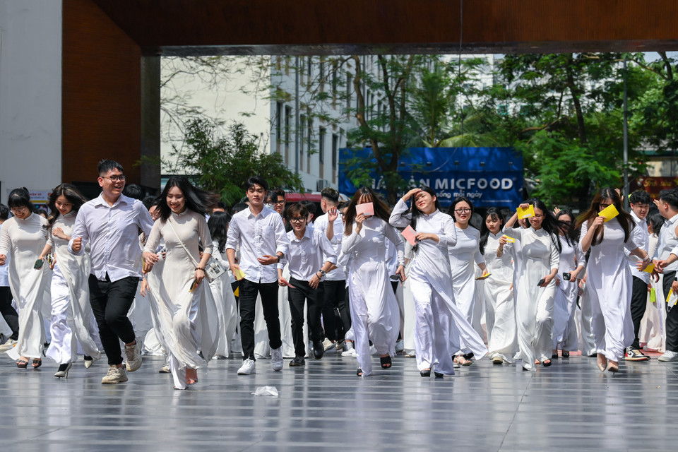 Ngày cuối cùng của đời học sinh nếu trọn vẹn thì chưa hẳn nhưng cũng là cái kết đầy hạnh phúc cho cuốn nhật ký mang tên 'Thanh xuân.' (Ảnh: Minh Sơn/Vietnam+)