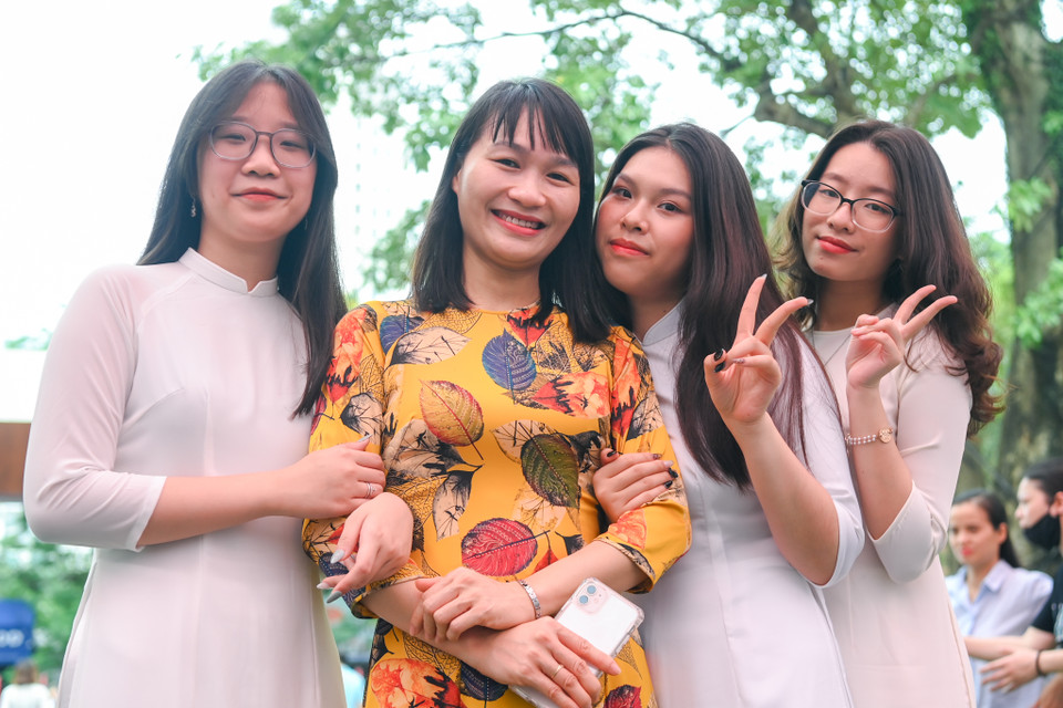 Cô Trần Nhung - Phó Hiệu trưởng nhà trường, nhắn gửi tới các học sinh rằng: 'Chúc các em có đủ sức khỏe, bản lĩnh, tự tin để vượt vũ môn với những thành công tỏa sáng, để có thật nhiều cơ hội chọn cho mình một tương lai tươi sáng, sống chân chính, làm người tử tế và có ích cho cuộc đời.' (Ảnh: Minh Sơn/Vietnam+)