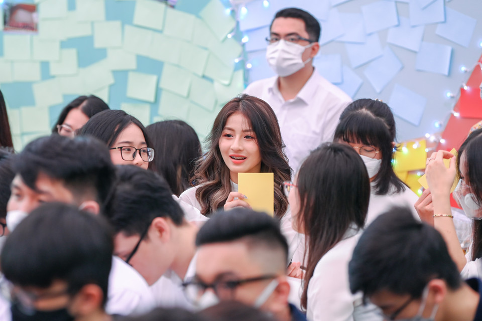 Hôm nay họ sẽ có một ngày cuối cùng trọn vẹn của đời học sinh trước khi bước vào muôn ngả của cuộc đời. (Ảnh: Minh Sơn/Vietnam+)