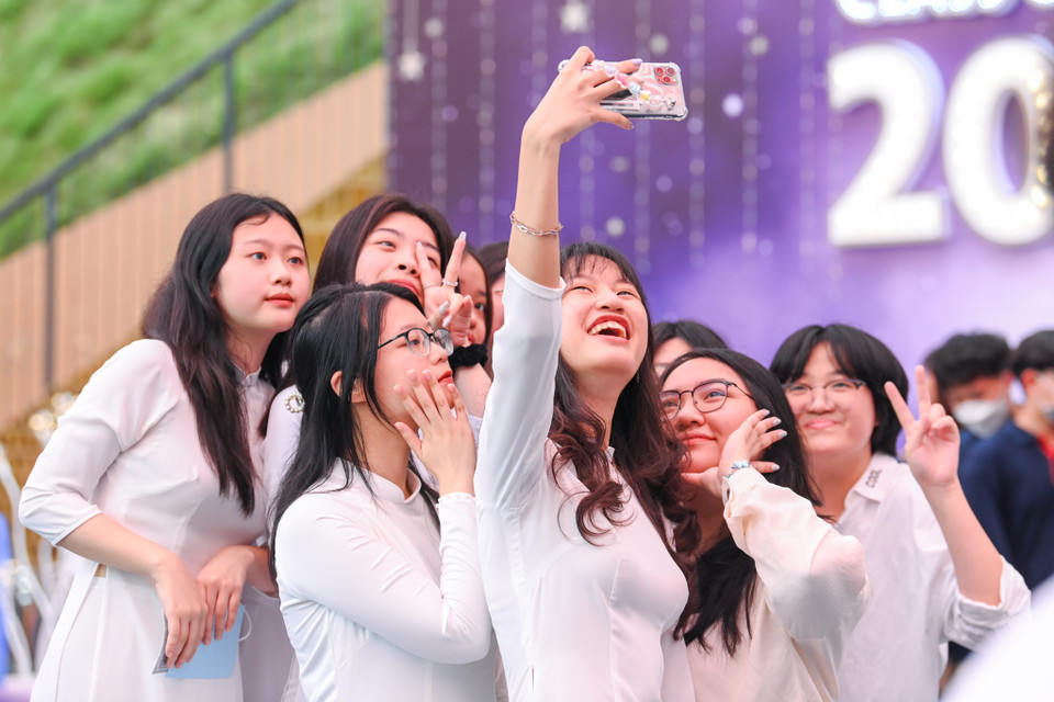 Cũng vì thế, ngày chia tay hôm nay với mỗi học sinh cuối cấp đều đan xen thật nhiều cảm xúc. (Ảnh: Minh Sơn/Vietnam+)