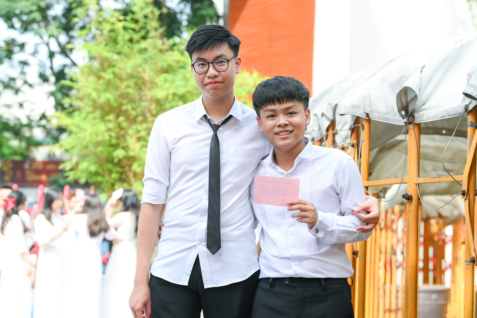 Năm học vừa qua thật khó khăn với 334 học sinh khối 12. Các em kết thúc quãng thời gian học phổ thông với 1 năm rưỡi liên tục phải học trực tuyến và thời gian bên bạn bè, bên thầy cô, dưới mái trường chẳng là bao. (Ảnh: Minh Sơn/Vietnam+)