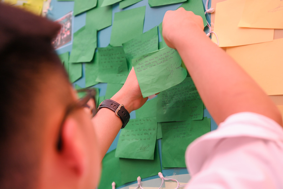 Những cảm xúc, những lời chúc của các cô cậu học trò được nhắn gửi qua những mảnh giấy. (Ảnh: Minh Sơn/Vietnam+)