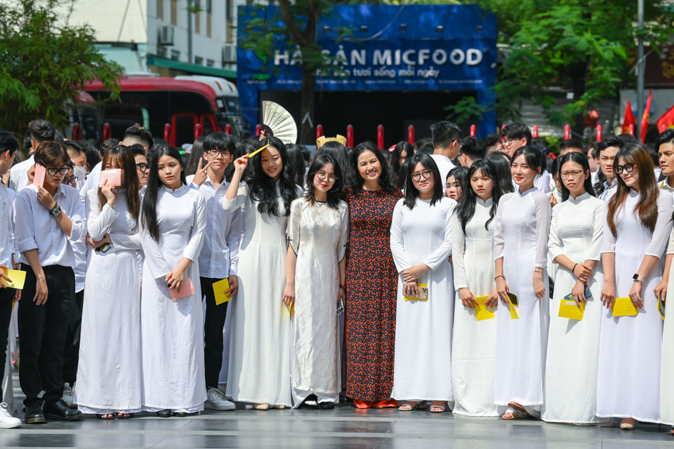 Sáng 28/5, trường Marie Curie đã tổ chức lễ bế giảng năm học 2021-2022. Một buổi lễ xúc động, và đong đầy cảm xúc với thầy và trò của một trong những ngôi trường đẹp và hiện đại nhất Thủ đô. (Ảnh: Minh Sơn/Vietnam+)