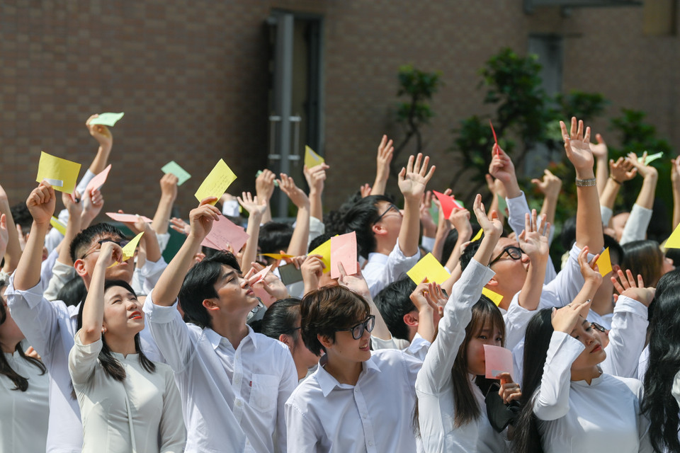 Buổi lễ bế giảng tại trường đã để lại nhiều cảm xúc ấn tượng đối với thầy cô đặc biệt là với học sinh lớp 12. (Ảnh: Minh Sơn/Vietnam+)