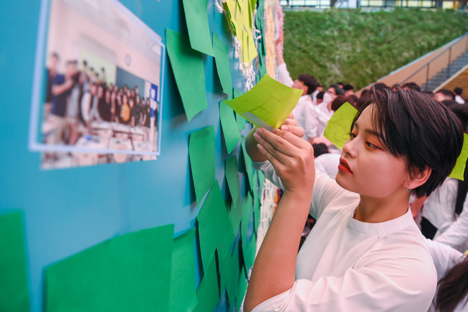 Lễ bế giảng năm nay của lứa 'Khỉ vàng' thật đặc biệt, các bạn học sinh đã nói lời tạm biệt chỉ bằng những ánh mắt, những chiếc ôm, gói ghém tất cả những lưu luyến, nhớ thương vào mảnh giấy ghi chú. (Ảnh: Minh Sơn/Vietnam+)