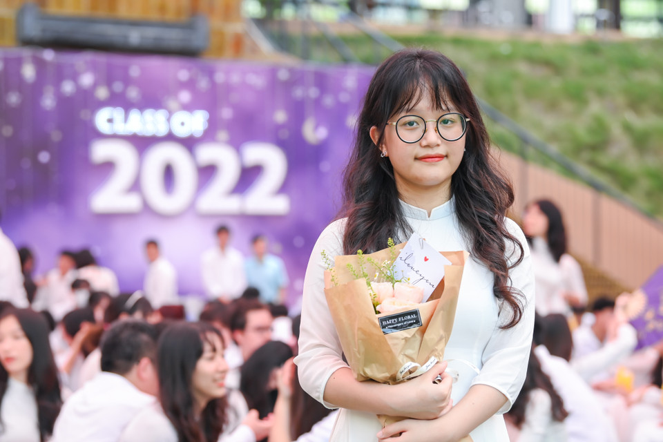 Bạn Kim Châu Anh nghẹn ngào chia sẻ: 'Em cảm thấy hơi buồn và hụt hẫng vì 3 năm cấp 3 không được trọn vẹn vì phải học online mất 1 năm rưỡi. Tuy thời gian bên nhau rất ngắn ngủi nhưng em vẫn thấy vui vì mọi người đã cho em năm những năm tháng rất hạnh phúc. Em mong sau này mọi người sẽ hạnh phúc trên con đường riêng của mình.' (Ảnh: Minh Sơn/Vietnam+)