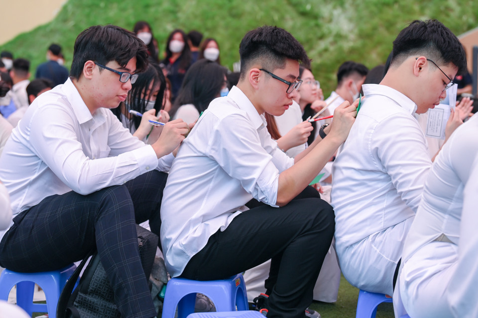 Dù hôm nay tiết trời Hà Nội nắng nóng, thế nhưng ngay từ sớm đã có rất đông học sinh lớp 12 đến trường để tham dự lễ bế giảng cuối cùng. (Ảnh: Minh Sơn/Vietnam+)