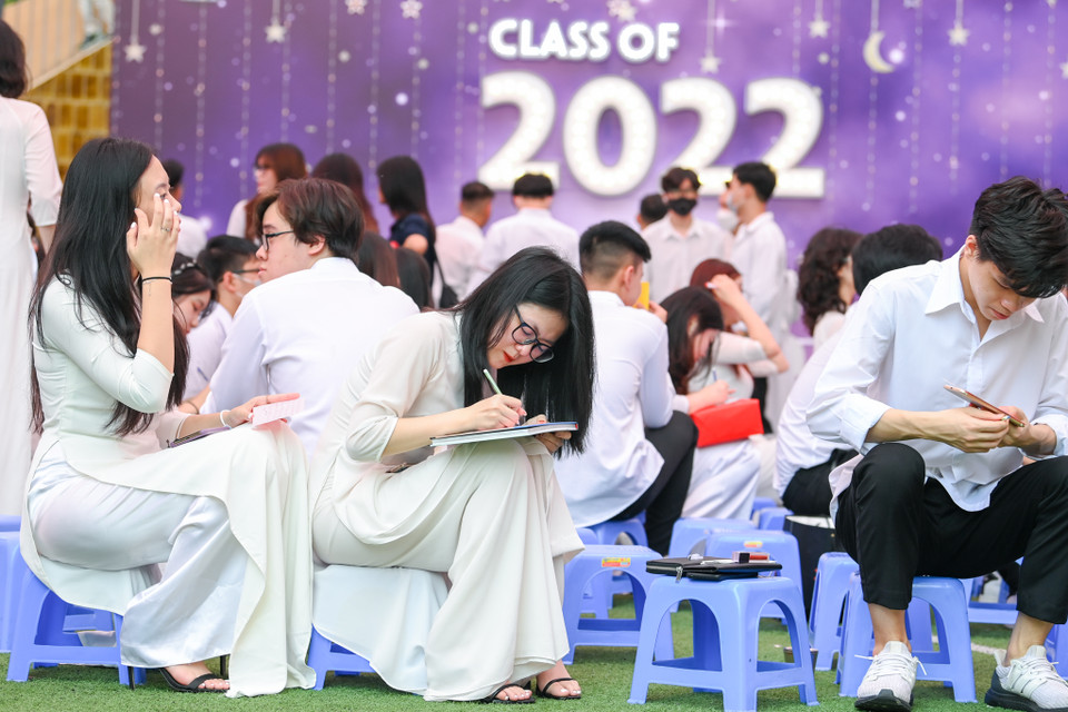 Ba năm cấp 3 tưởng dài mà hóa ra rất ngắn với những học sinh lớp 12 này. Hôm nay họ sẽ có ngày cuối cùng của đời học sinh, rất nhiều kỷ niệm trước khi bước vào muôn ngả của cuộc đời. (Ảnh: Minh Sơn/Vietnam+)