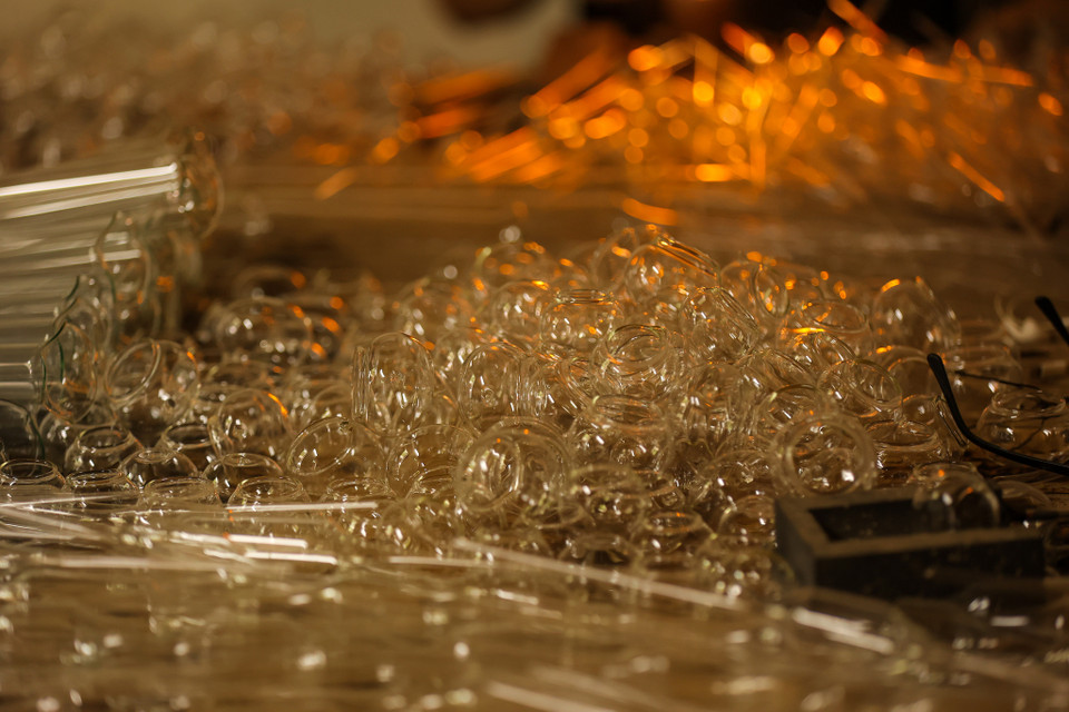 Tùy theo yêu cầu của từng sản phẩm mà quy trình sản xuất có thể khác nhau như thổi, ép, kéo, cuốn… Tuy nhiên, phương pháp gia công truyền thống phổ biến nhất đã được áp dụng qua nhiều đời vẫn là phương pháp thổi. (Ảnh: Minh Sơn/Vietnam+)