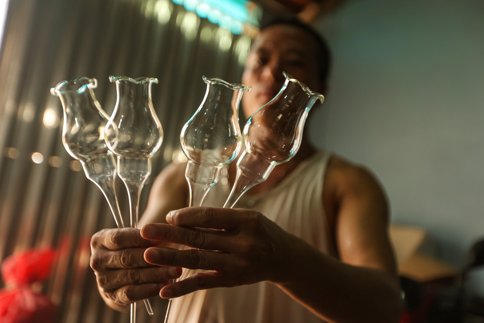 Đến thời điểm hiện tại, thổi thủy tinh tuy không còn là nghề chủ đạo của xã Thống Nhất nhưng vẫn ghi dấu đậm nét với mọi người về một làng nghề từng nức tiếng gần xa. (Ảnh: Minh Sơn/Vietnam+)