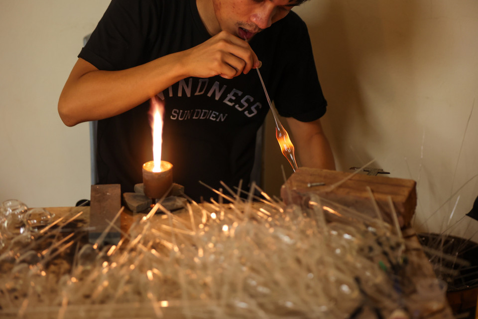 Từ những năm 60, người dân xã Thống Nhất đã sản xuất ra các vật dụng bằng thủy tinh từ đơn giản như ống tiêm Philatop, bóng đèn, chai, lọ,... (Ảnh: Minh Sơn/Vietnam+)