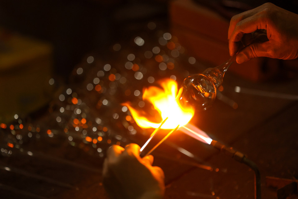 Mỗi xưởng sản xuất thủy tinh đều có những bí quyết riêng khác nhau từ công đoạn lựa chọn chất liệu thủy tinh cho tới nung nóng và tạo hình sản phẩm để làm ra những sản phẩm có độ bền cao, có độ trắng trong suốt và đều nhau. Sản phẩm làm ra còn phải đảm bảo về độ an toàn khi sử dụng. (Ảnh: Minh Sơn/Vietnam+)