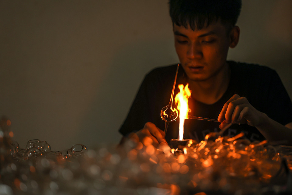 Sau dịch COVID-19, lượng hàng bán ra chậm, nhưng những người thợ tại đây vẫn phải hoạt động cầm chừng để đảm bảo cuộc sống. (Ảnh: Minh Sơn/Vietnam+)