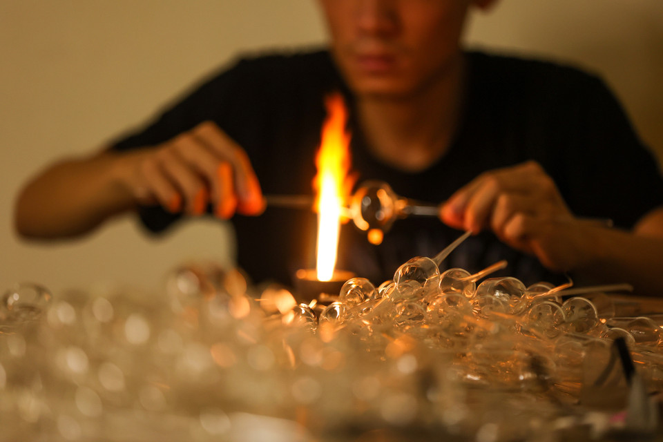 Quy trình để tạo ra một sản phẩm thủy tinh, cần trải qua nhiều công đoạn, từ việc chọn mua nguyên liệu hoặc nhập nguyên liệu để tái chế. (Ảnh: Minh Sơn/Vietnam+)