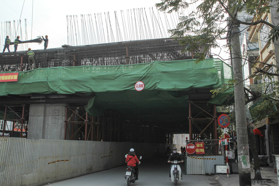 ...và biển "Đi chậm", nhưng liệu có mấy ai đủ dũng cảm giảm tốc độ mỗi khi đi qua đây. (Ảnh: Minh Sơn/Vietnam+) 