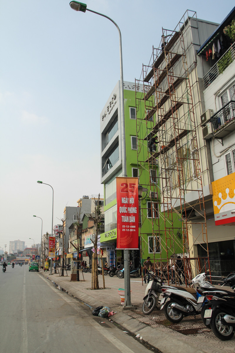 Giàn giáo không che chắn trên tuyến đường Hoàng Cầu mới. (Ảnh: Minh Sơn/Vietnam+)