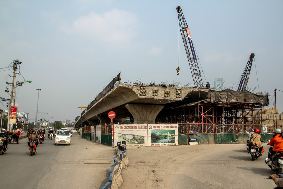 Ngay cả công trình cầu vượt ngã tư Cầu Giấy - Láng cũng tiềm ẩn nhiều nguy cơ không đoán trước. (Ảnh: Minh Sơn/Vietnam+)