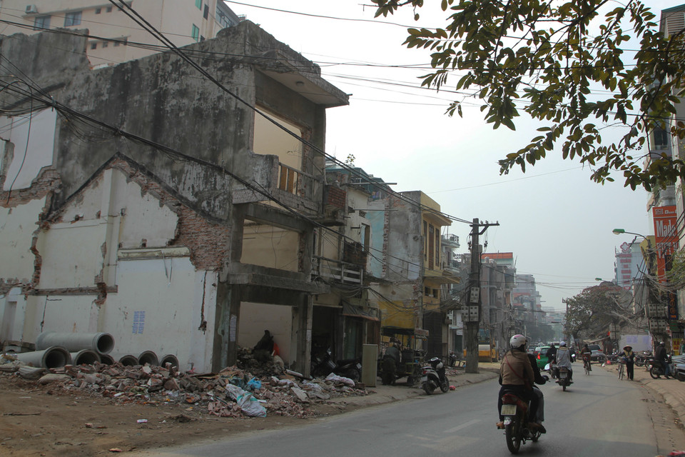 Căn nhà đối diện đang trong quá trình phá bỏ không được che chắn. (Ảnh: Minh Sơn/Vietnam+)