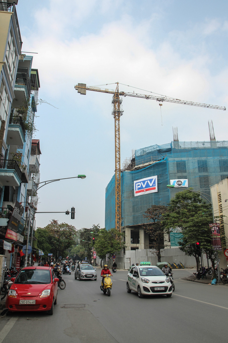 Hàng tấn bê tông trên chiếc cần cẩu trên đường Lê Duẩn quay hẳn ra ngoài đường khiến nhiều người tham gia giao thông nơm nớp lo sợ. (Ảnh: Minh Sơn/Vietnam+)