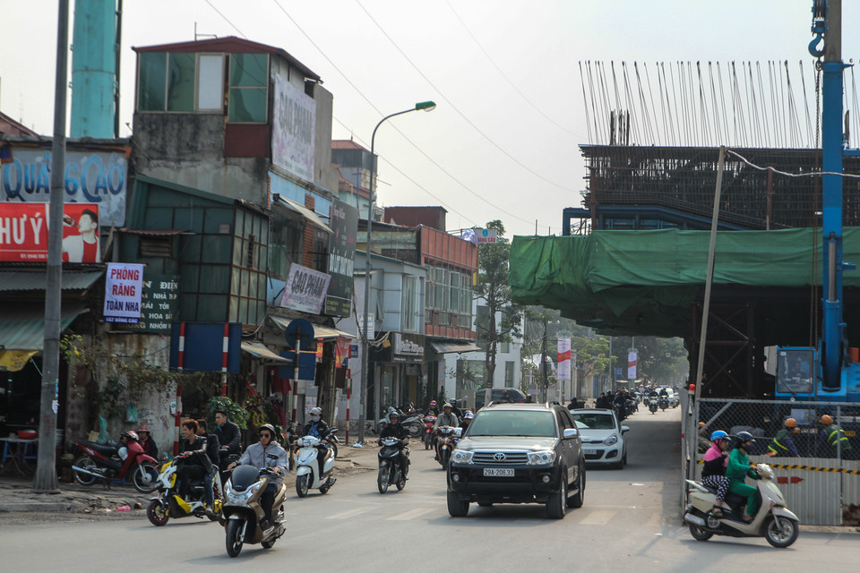Một đoạn công trình đường sắt trên cao ở Hoàng Cầu, nhiều người dân qua đây rất lo sợ những mối nguy hiểm luôn rình rập trên đầu mình. (Ảnh: Minh Sơn/Vietnam+)