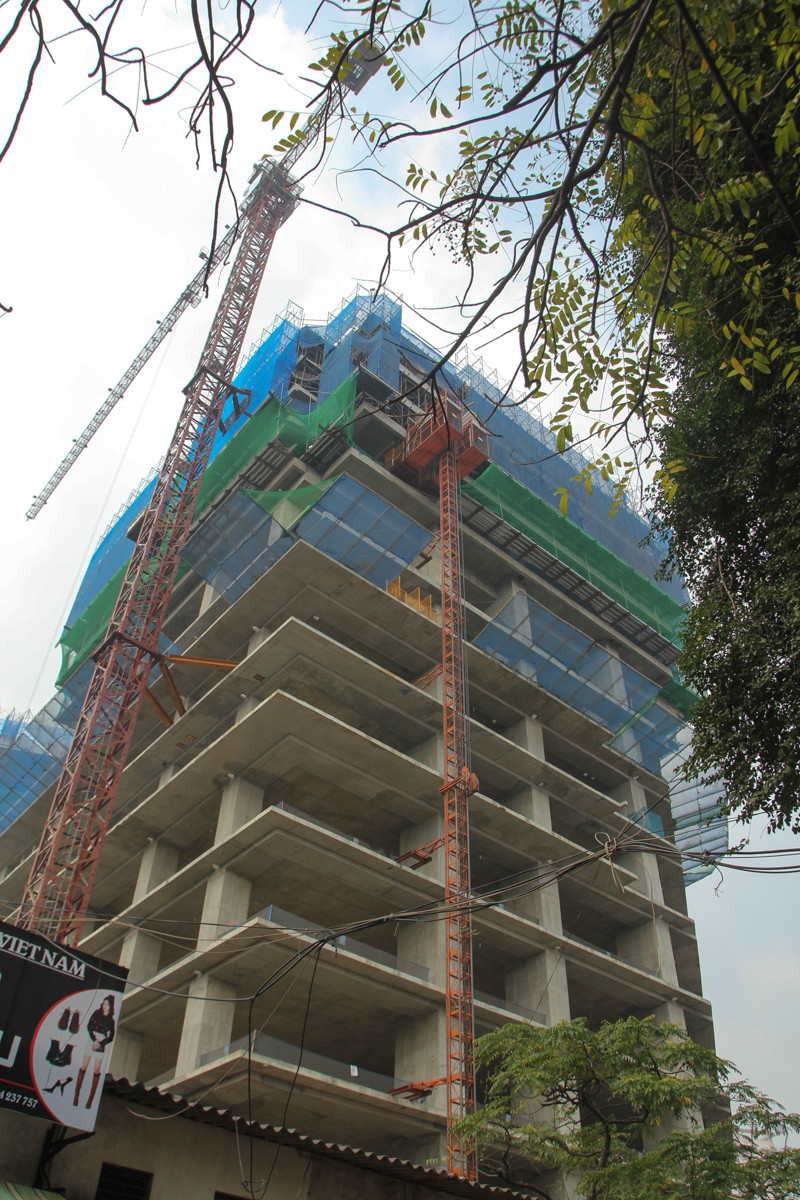 Một công trình nằm ở ngã ba Chùa Hà-Cầu Giấy chỉ được che chắn... một nửa. (Ảnh: Minh Sơn/Vietnam+)